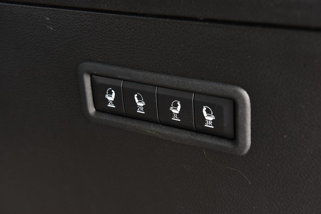 Jeep Wagoneer Vehicle Image 31