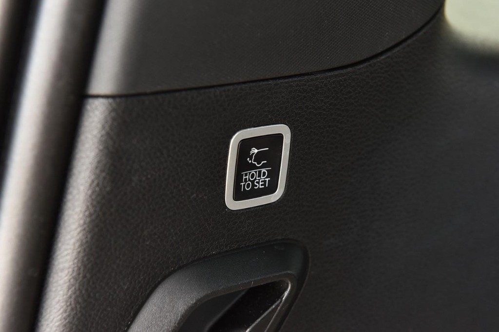 Jeep Wagoneer Vehicle Image 32