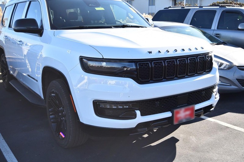 Jeep Wagoneer Vehicle Full-screen Gallery Image 2