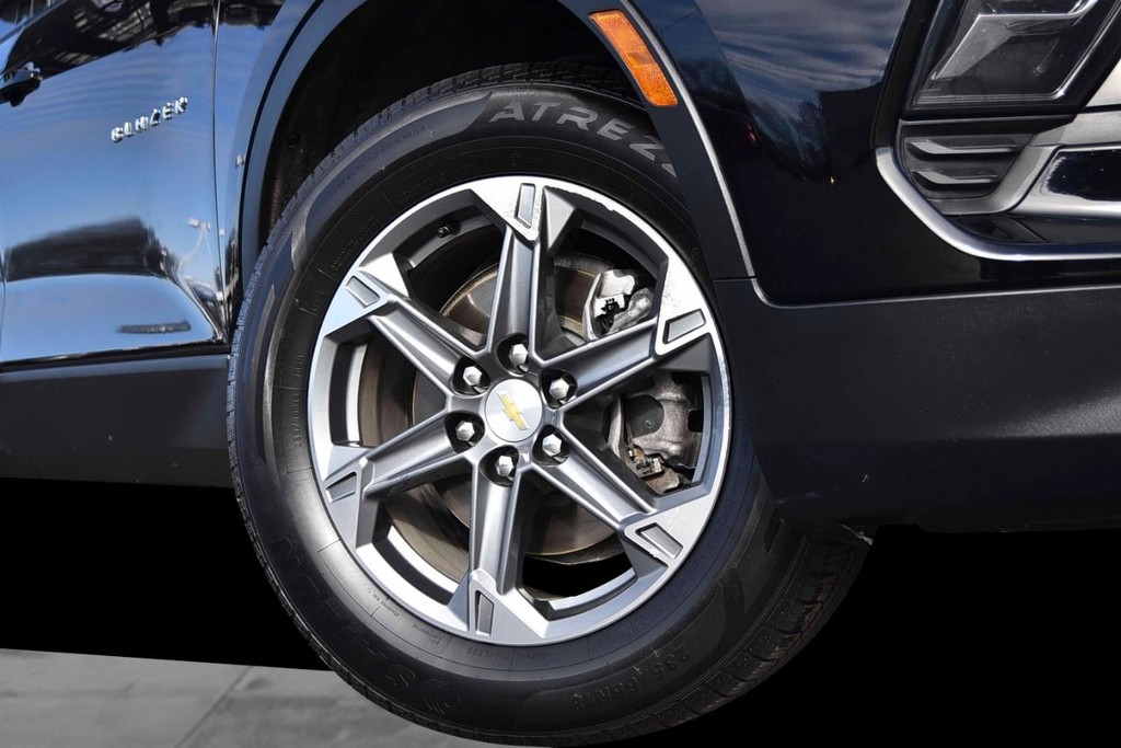 Chevrolet Blazer Vehicle Full-screen Gallery Image 03