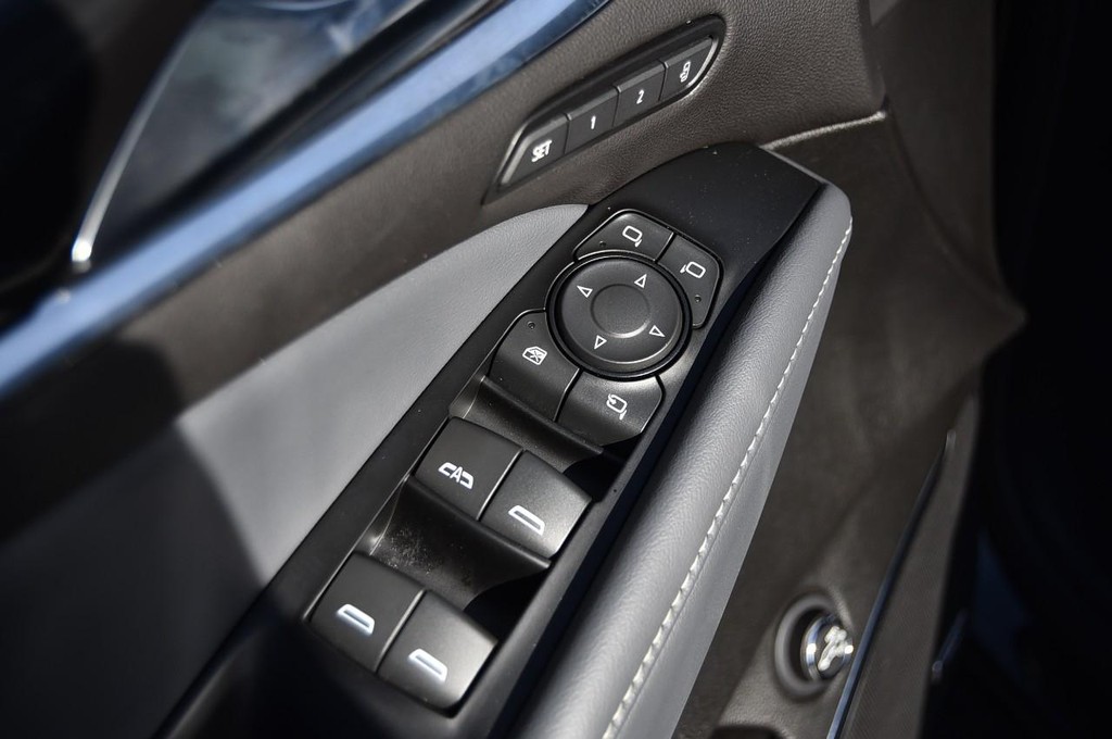 Buick Enclave Vehicle Full-screen Gallery Image 08