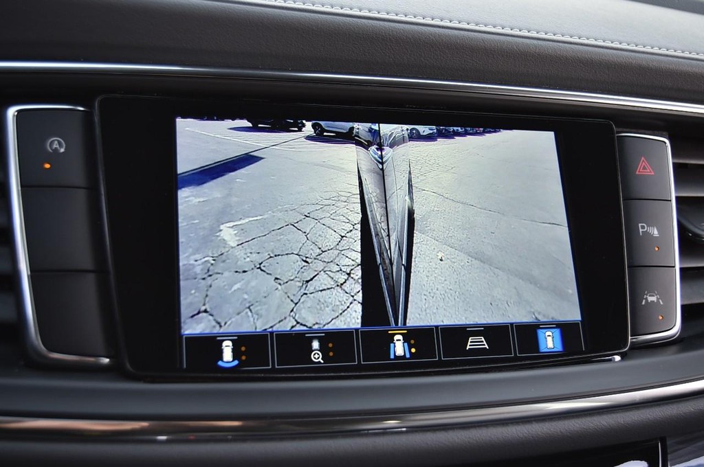 Buick Enclave Vehicle Full-screen Gallery Image 17