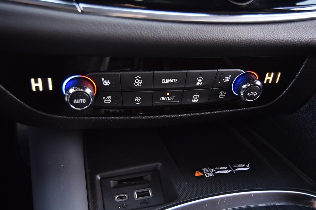 Buick Enclave Vehicle Full-screen Gallery Image 20