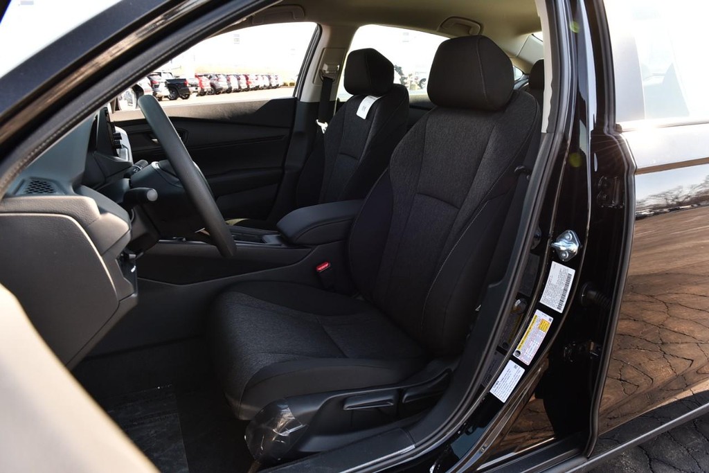 Honda Accord Sedan Vehicle Image 18