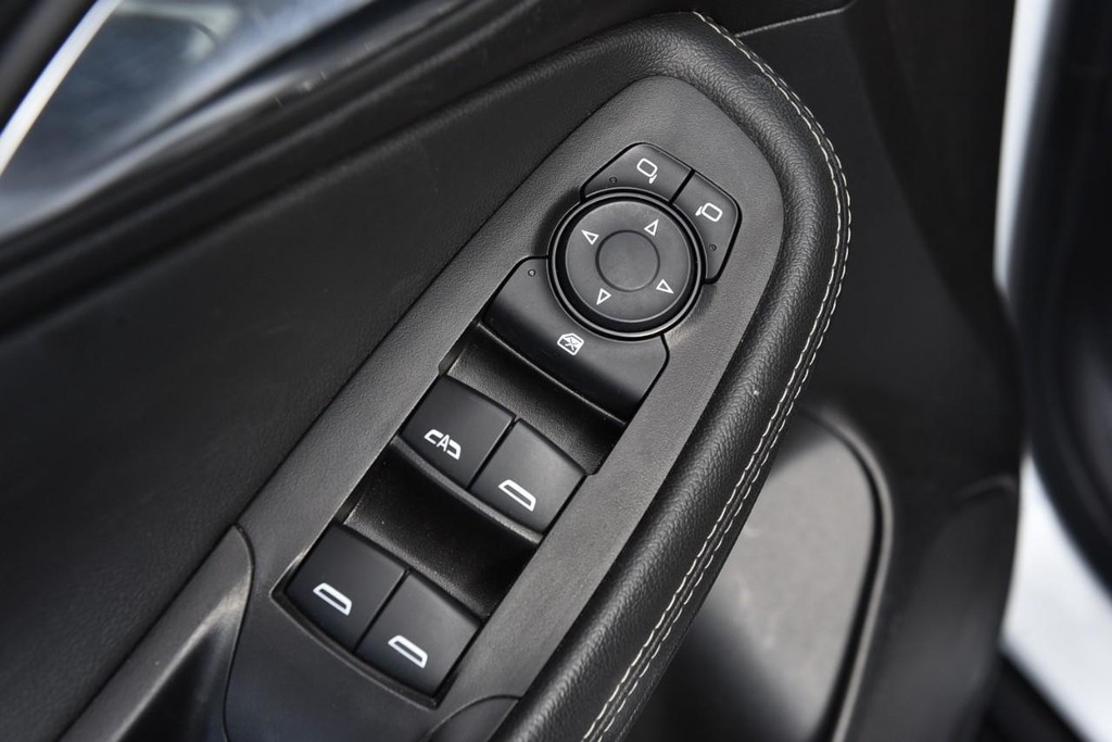 Buick Encore GX Vehicle Full-screen Gallery Image 08