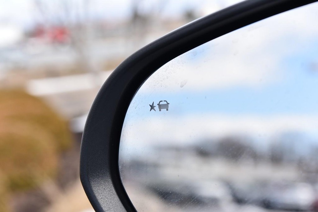 Buick Encore GX Vehicle Full-screen Gallery Image 09