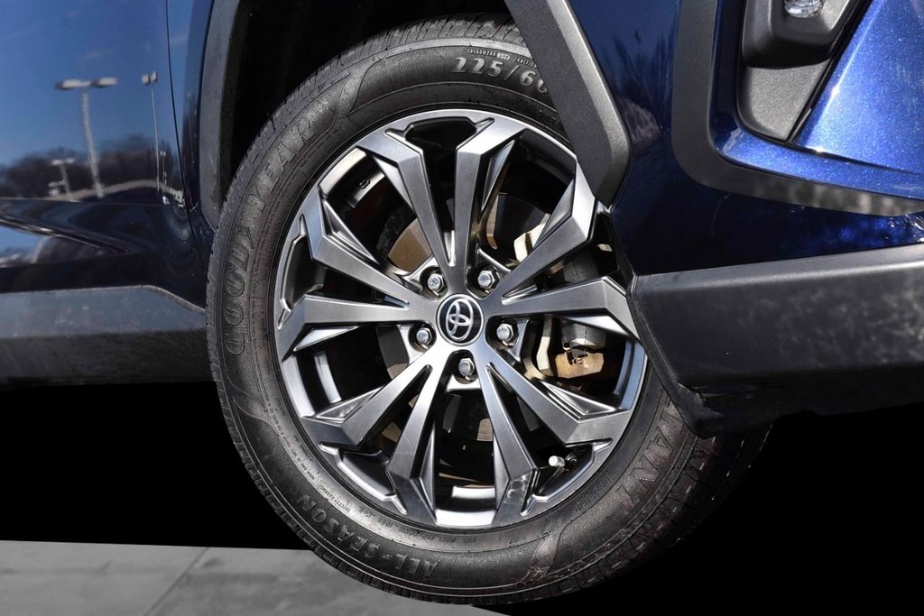 Toyota RAV4 Vehicle Image 03