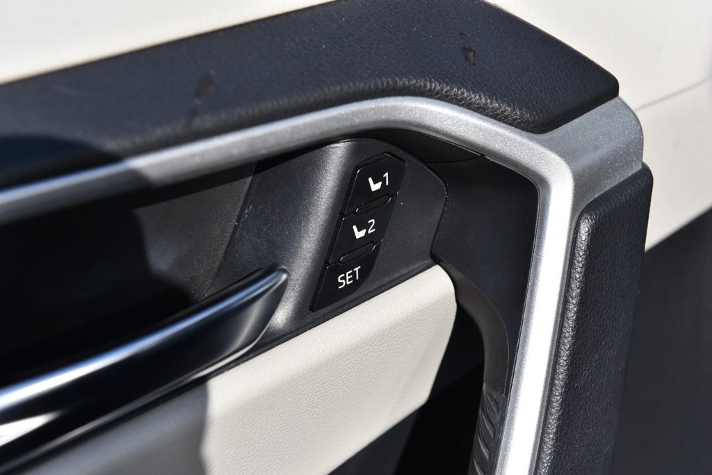 Toyota RAV4 Vehicle Image 09