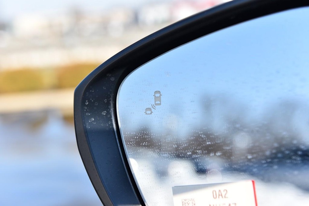 Honda Civic Hatchback Vehicle Image 09