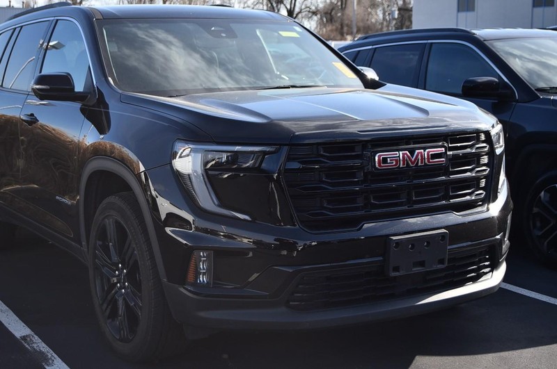 GMC Acadia Vehicle Full-screen Gallery Image 2