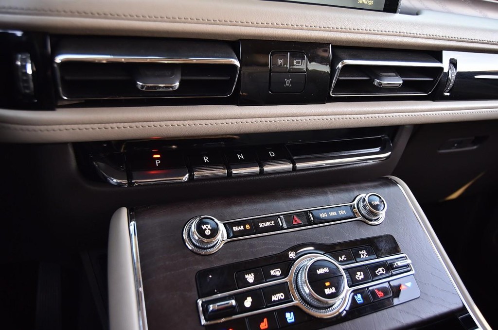 Lincoln Aviator Vehicle Image 16