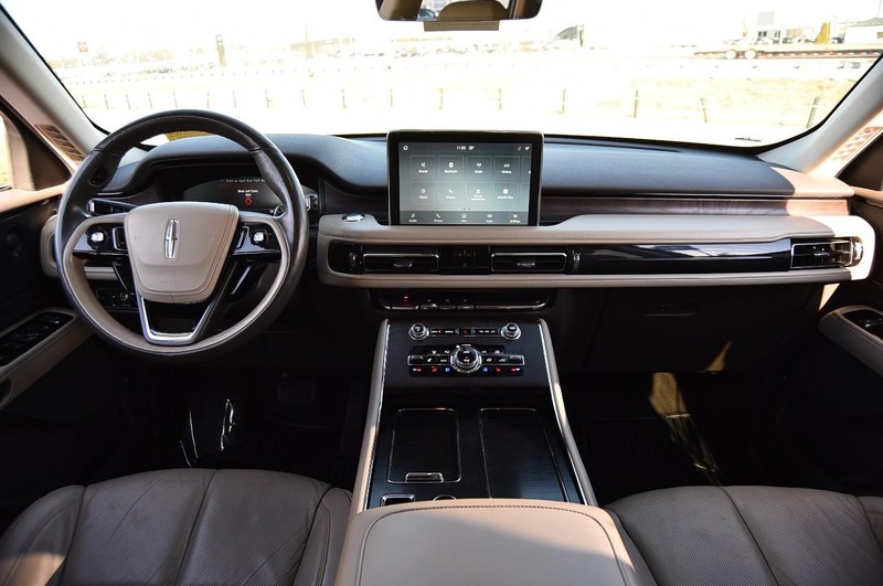 Lincoln Aviator Vehicle Full-screen Gallery Image 7