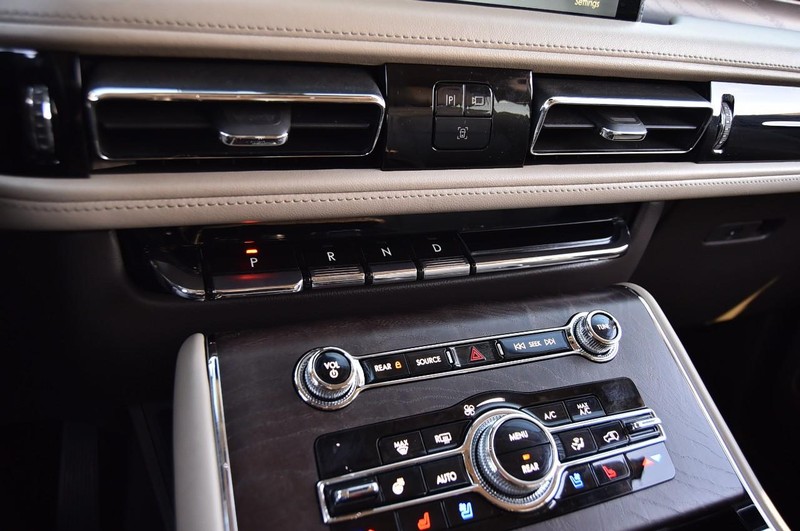 Lincoln Aviator Vehicle Full-screen Gallery Image 16