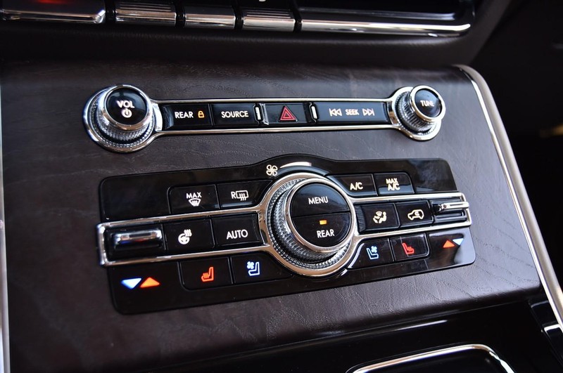 Lincoln Aviator Vehicle Full-screen Gallery Image 17