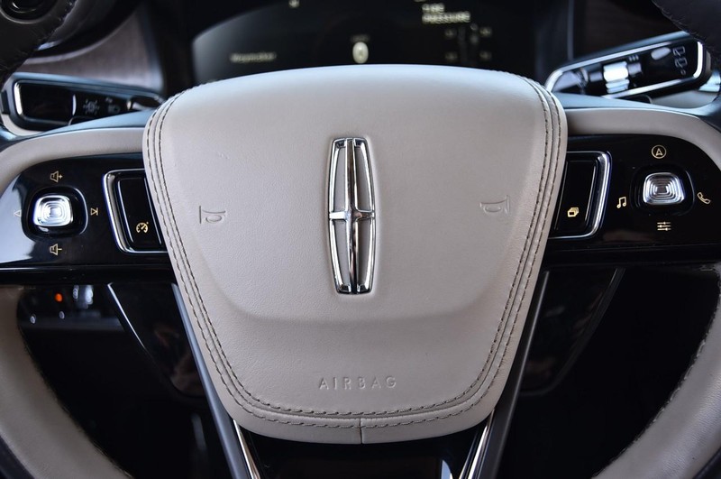 Lincoln Aviator Vehicle Full-screen Gallery Image 19