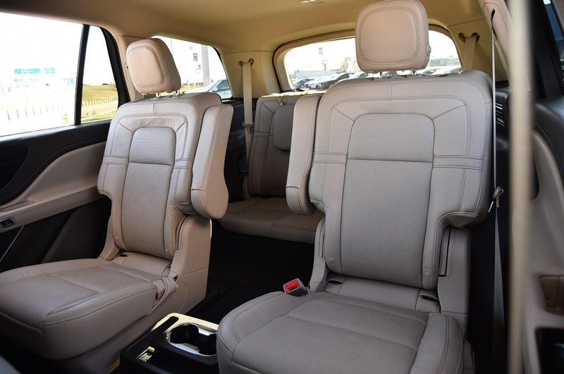 Lincoln Aviator Vehicle Full-screen Gallery Image 21