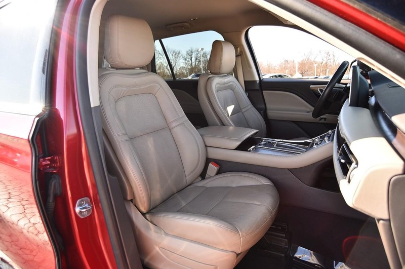 Lincoln Aviator Vehicle Full-screen Gallery Image 22