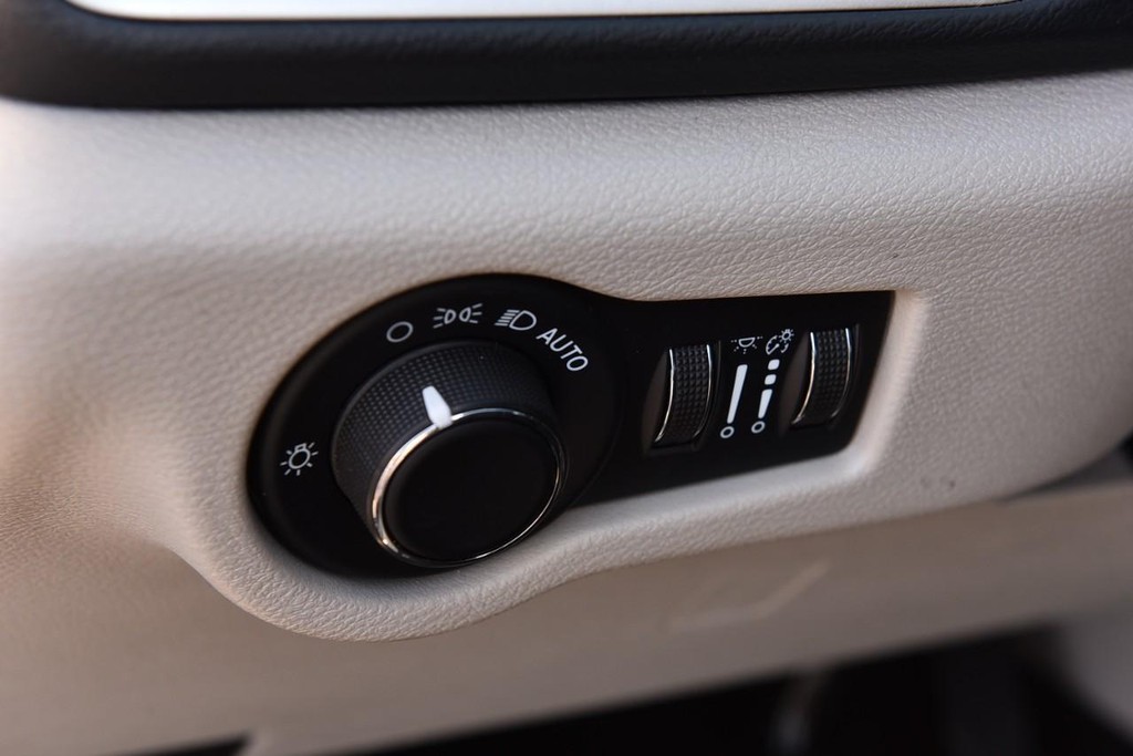 Chrysler Voyager Vehicle Image 10