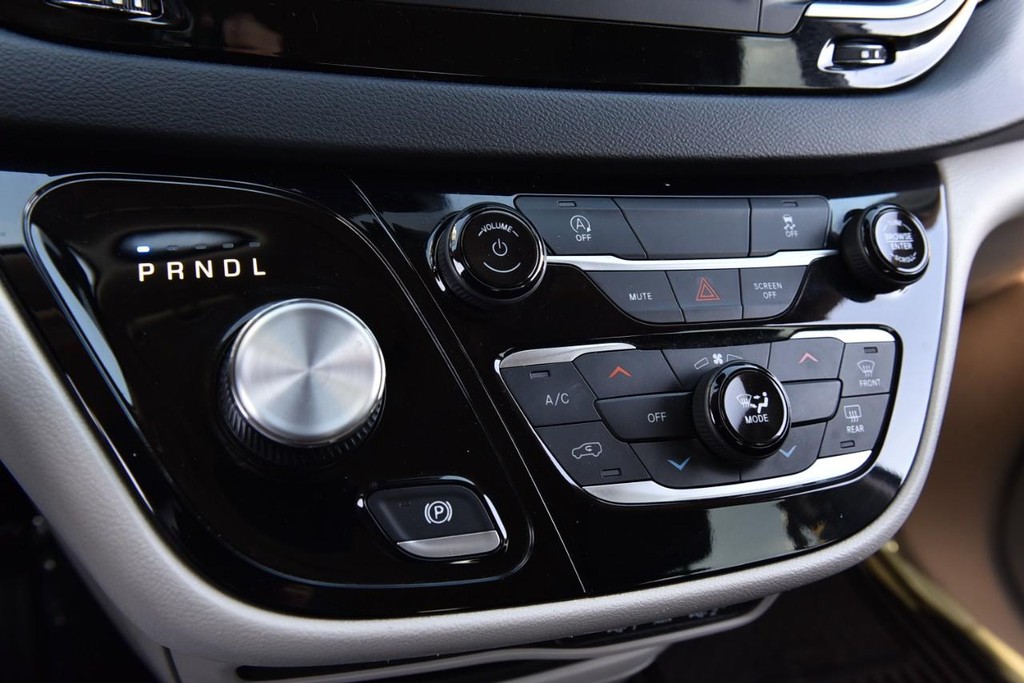 Chrysler Voyager Vehicle Image 14