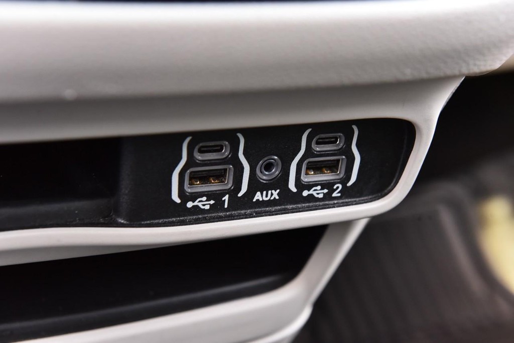 Chrysler Voyager Vehicle Image 15