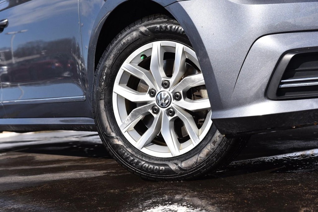 Volkswagen Passat Vehicle Image 03