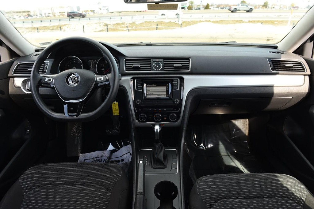 Volkswagen Passat Vehicle Image 07