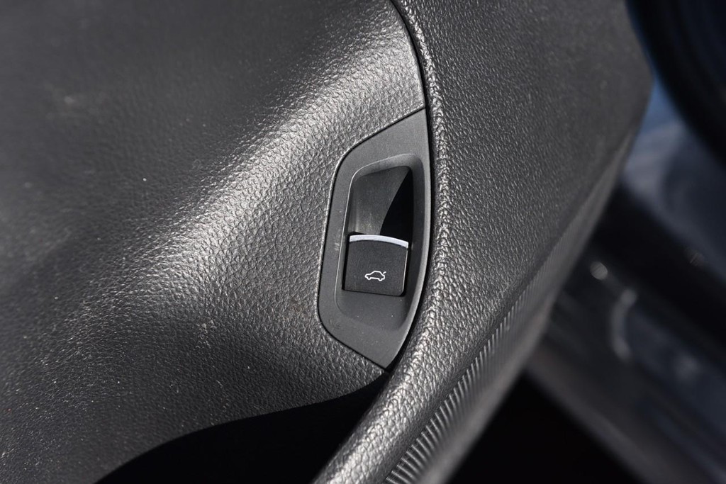 Volkswagen Passat Vehicle Image 09