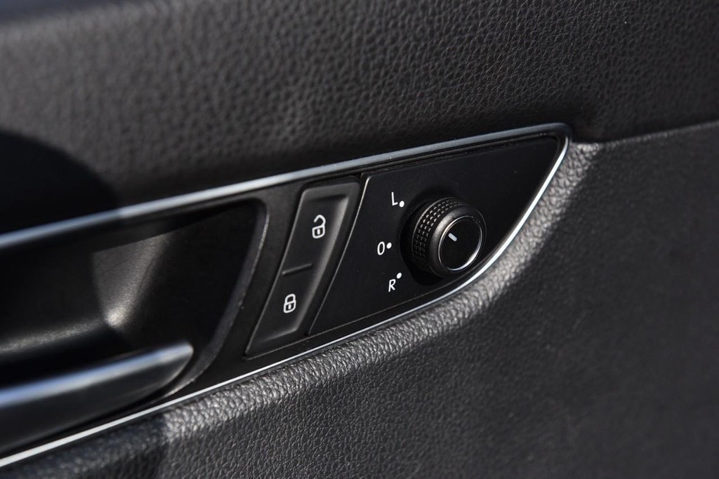 Volkswagen Passat Vehicle Image 10