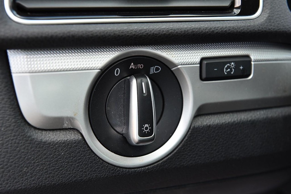 Volkswagen Passat Vehicle Image 11