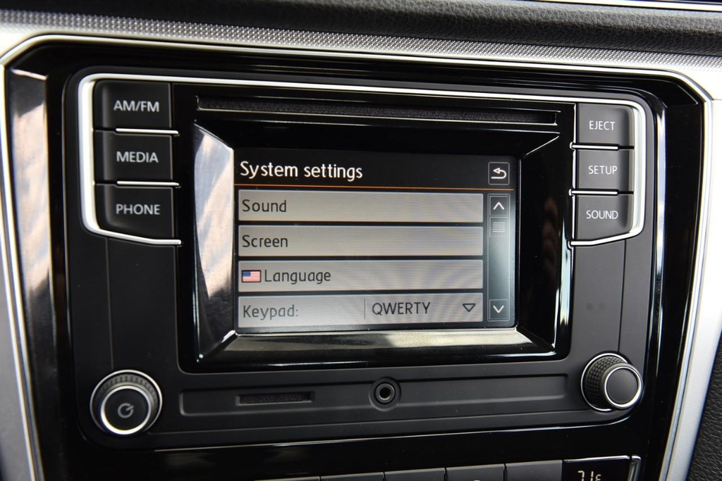 Volkswagen Passat Vehicle Image 14