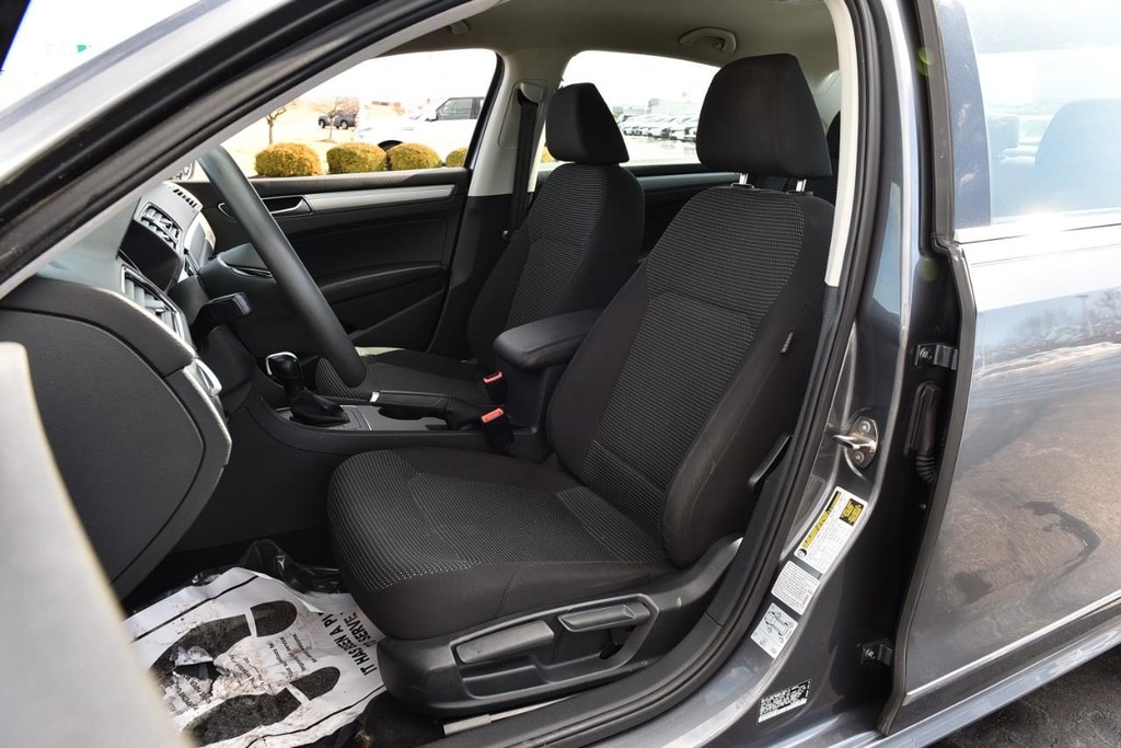 Volkswagen Passat Vehicle Image 17