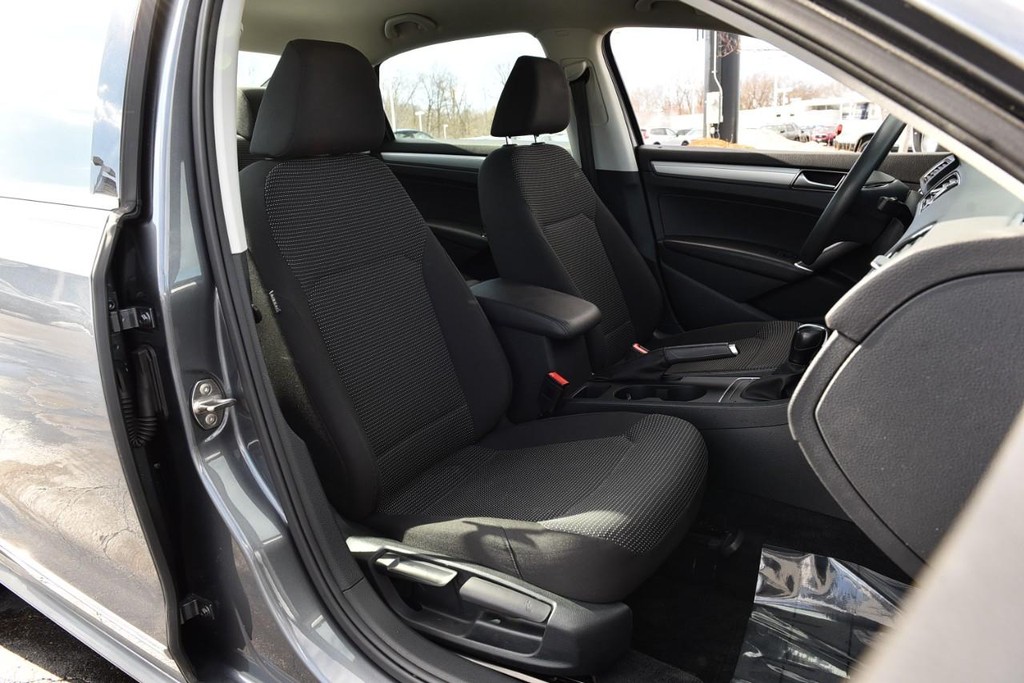 Volkswagen Passat Vehicle Image 18