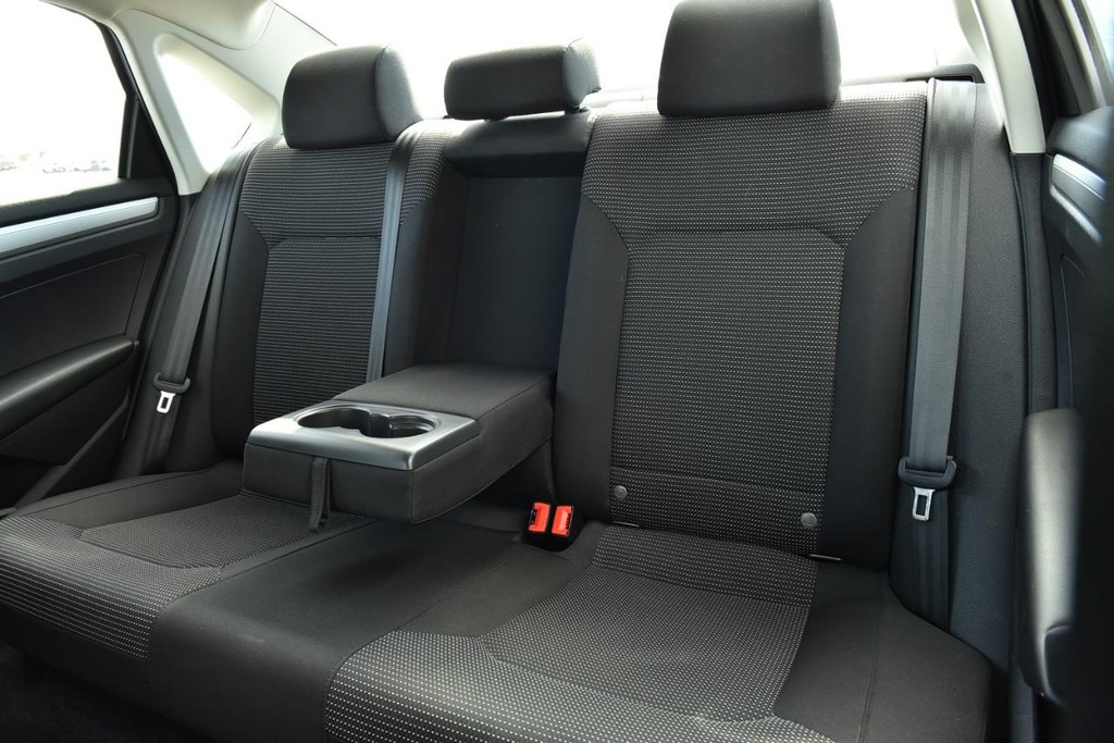 Volkswagen Passat Vehicle Image 19