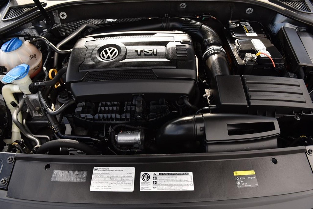 Volkswagen Passat Vehicle Image 21