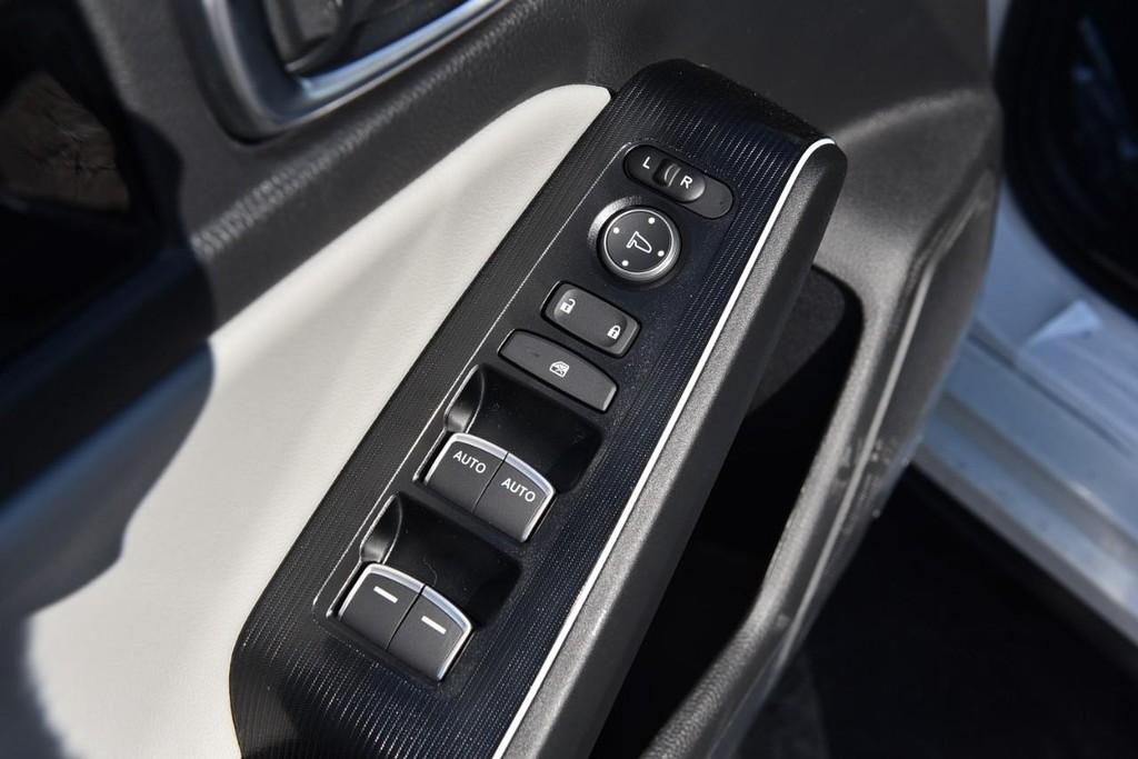 Honda Civic Hatchback Hybrid Vehicle Image 08