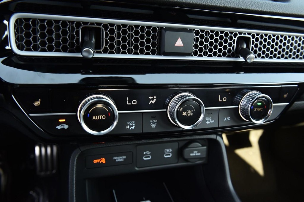 Honda Civic Hatchback Hybrid Vehicle Image 15