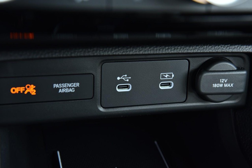 Honda Civic Hatchback Hybrid Vehicle Image 16