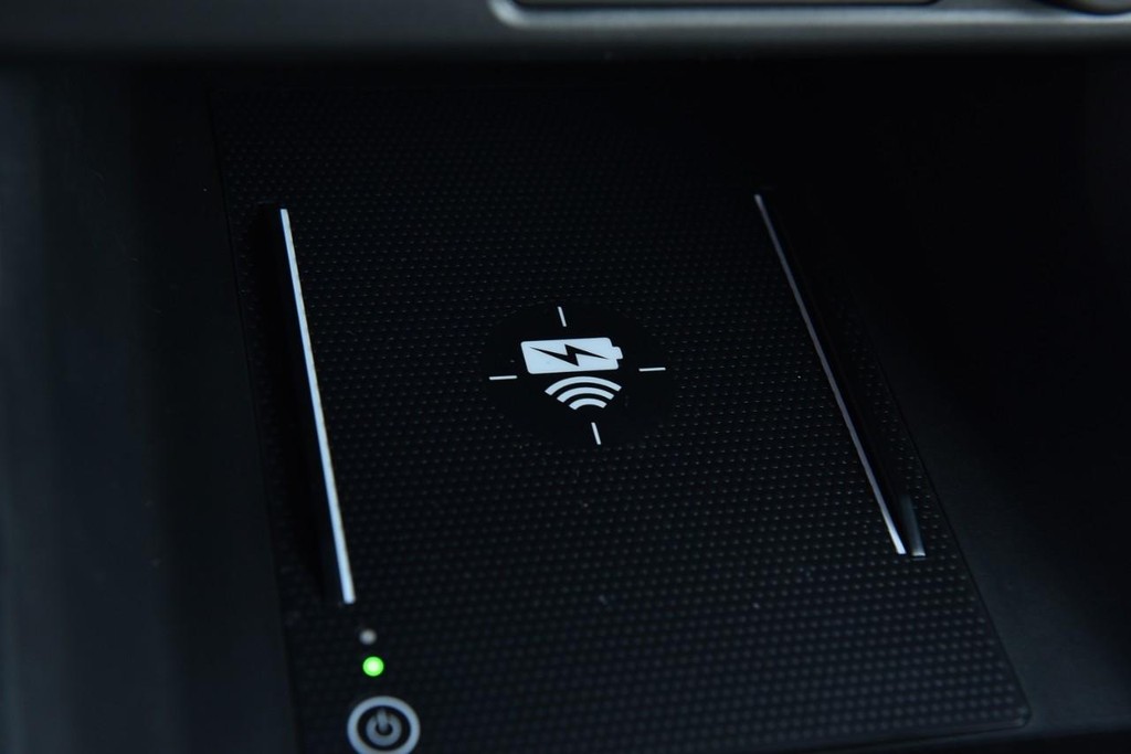 Honda Civic Hatchback Hybrid Vehicle Image 17