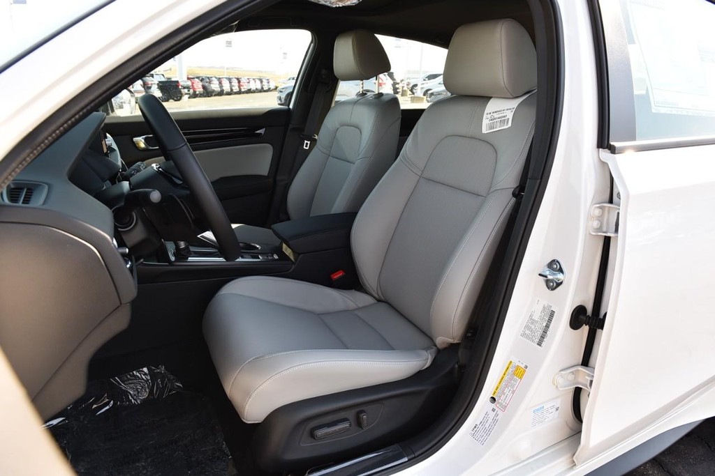 Honda Civic Hatchback Hybrid Vehicle Image 21