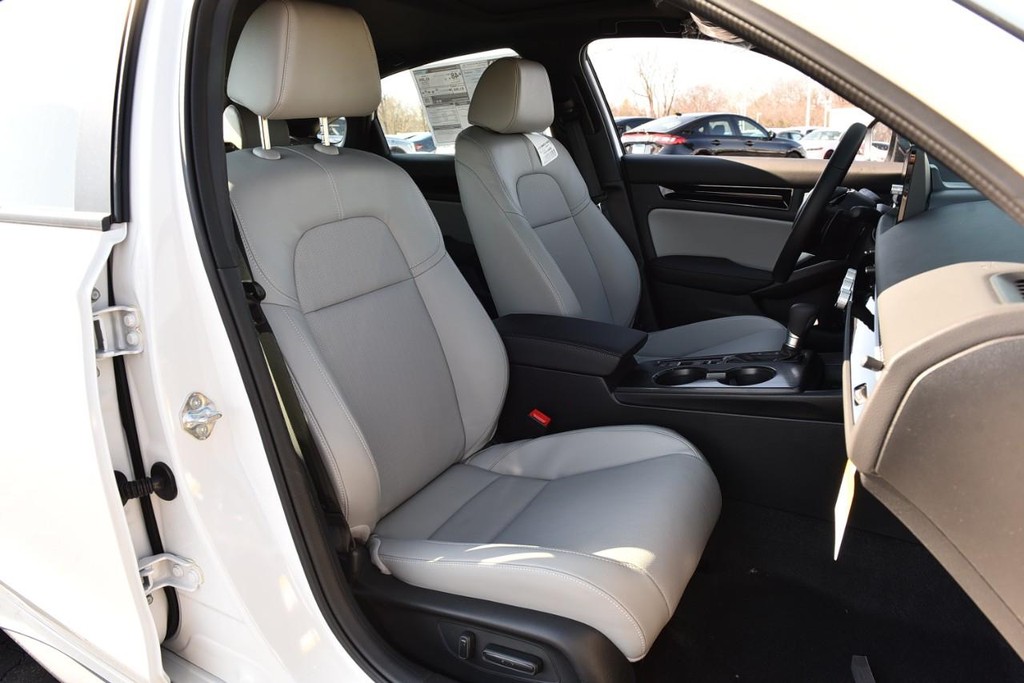 Honda Civic Hatchback Hybrid Vehicle Image 22