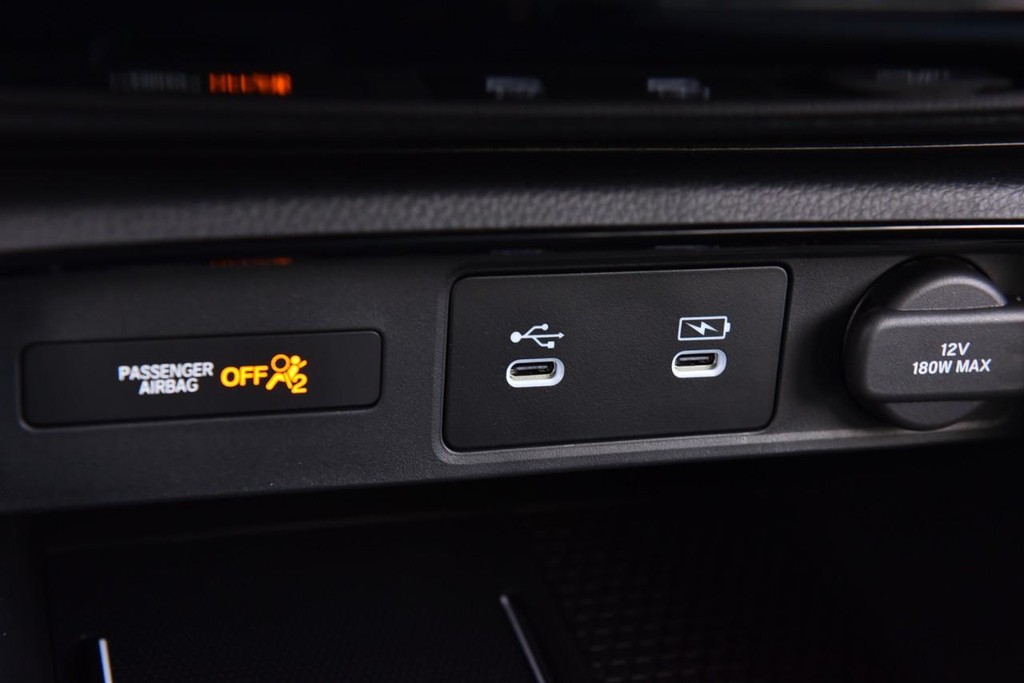 Honda CR-V Hybrid Vehicle Image 17