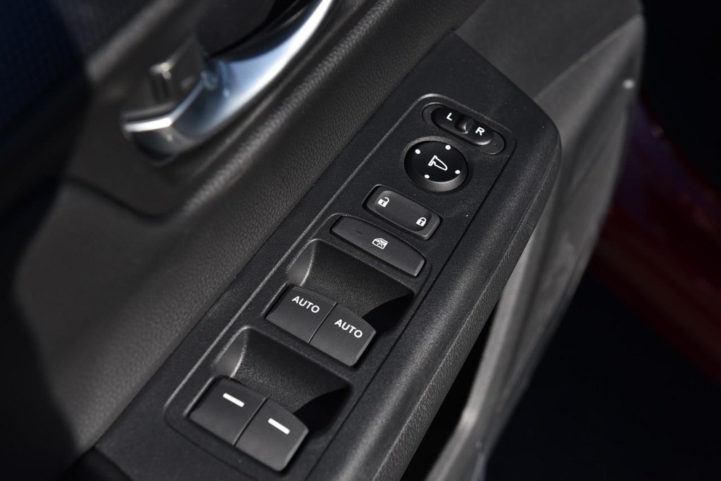 Honda CR-V Hybrid Vehicle Full-screen Gallery Image 8