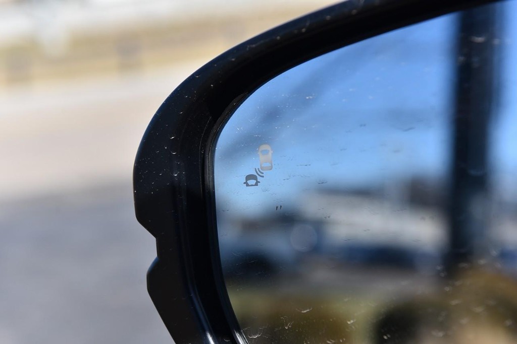 Honda CR-V Hybrid Vehicle Full-screen Gallery Image 9