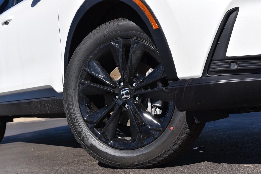 Honda CR-V Hybrid Vehicle Full-screen Gallery Image 3