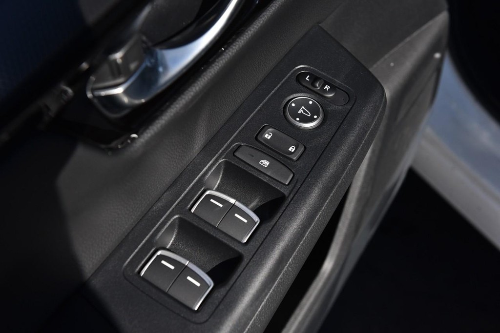 Honda CR-V Hybrid Vehicle Full-screen Gallery Image 8