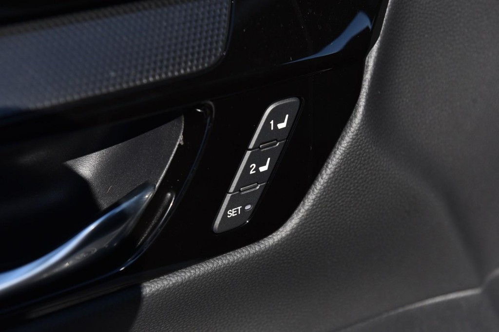 Honda CR-V Hybrid Vehicle Full-screen Gallery Image 9