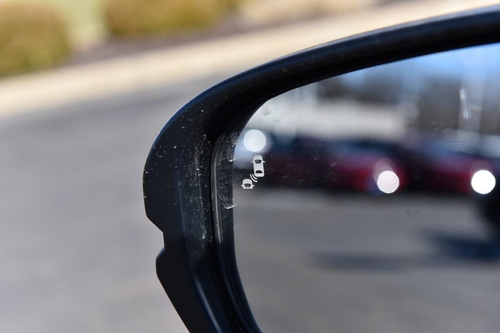 Honda CR-V Hybrid Vehicle Full-screen Gallery Image 10