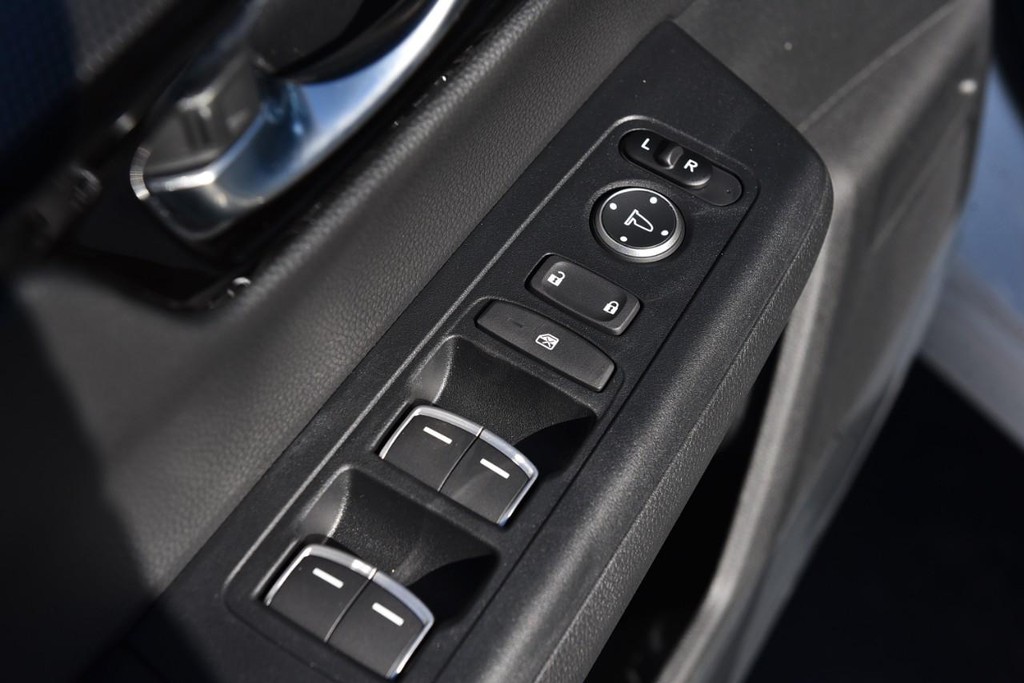 Honda CR-V Hybrid Vehicle Full-screen Gallery Image 8