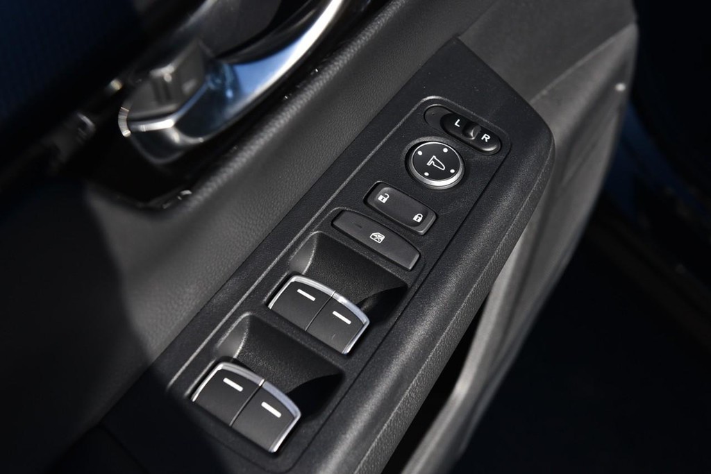 Honda CR-V Hybrid Vehicle Full-screen Gallery Image 8