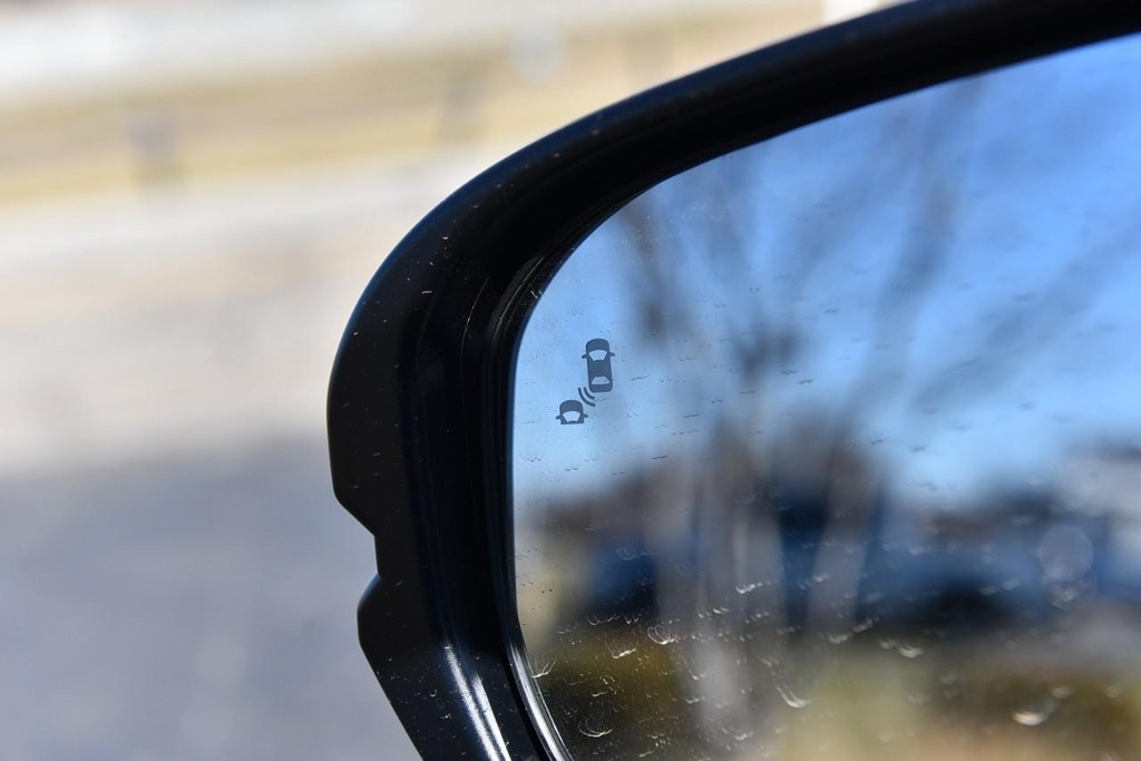 Honda CR-V Hybrid Vehicle Full-screen Gallery Image 10